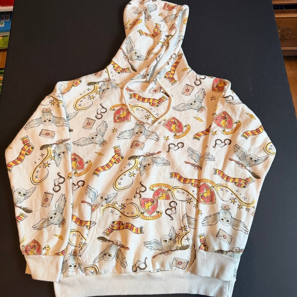 Harry Potter Wizarding World Gryffindor Hedwig All Over Print Hoodie Small Cream